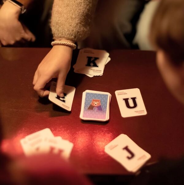 Avista-pelin kortit pöydällä